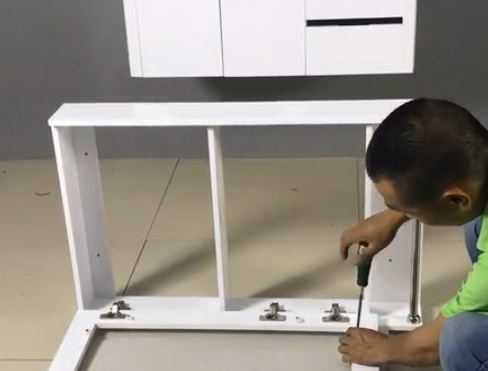 美容镜柜安装