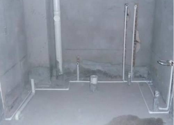 卫生间主管道漏水
