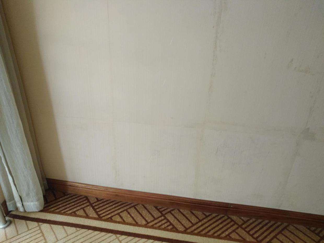 壁纸破损