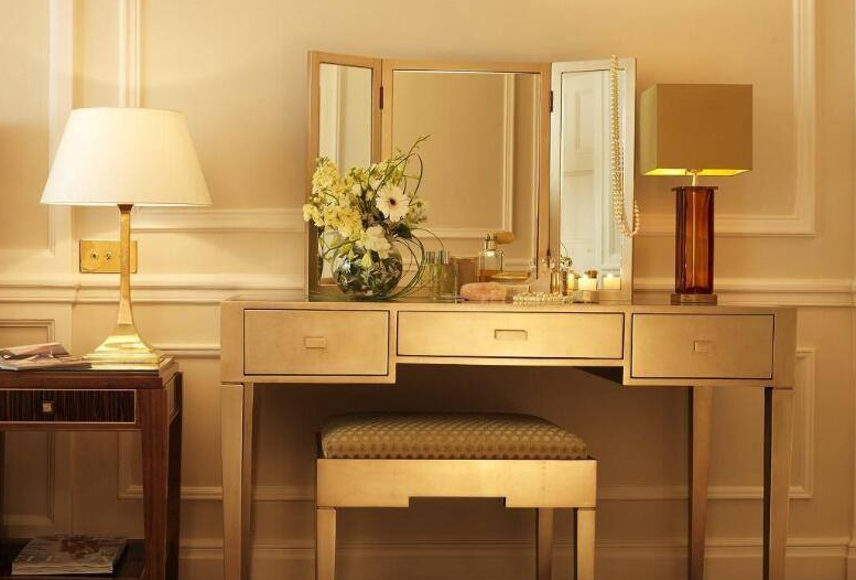 梳妆台