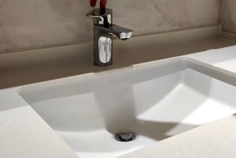万向喷水水龙头安装